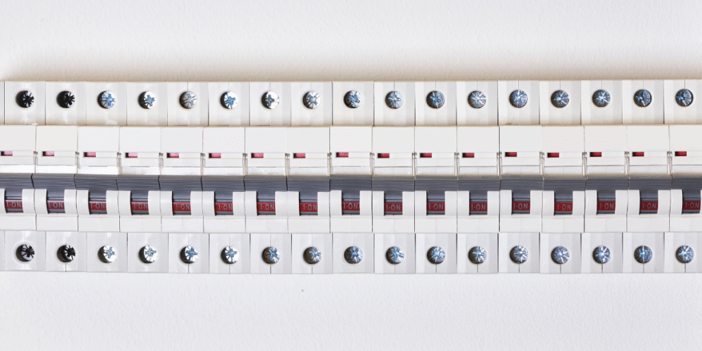 Barramento de conexão elétrica com dispositivos de controle para automação industrial e sistemas de exaustão.