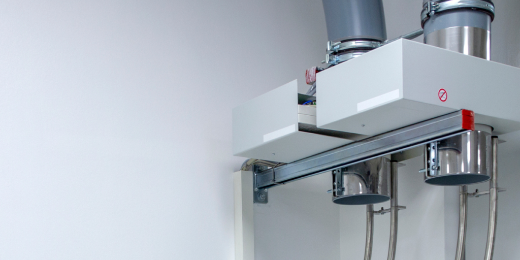 Sistema de transporte pneumático com tubulação e equipamentos de exaustão, ideal para automação industrial.