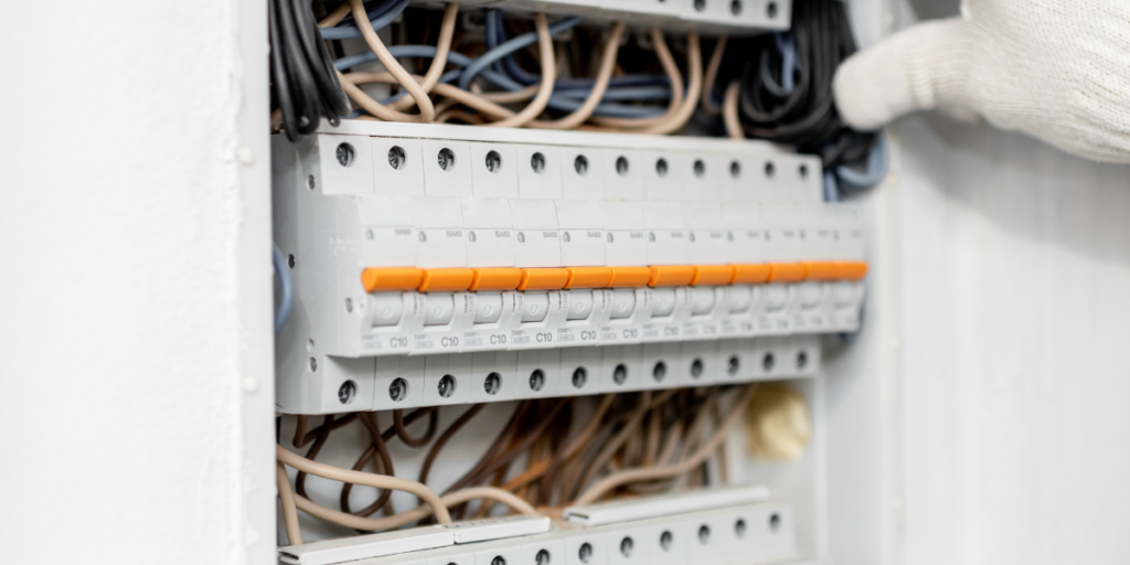 Painel elétrico com fiação organizada, destacando componentes de automação industrial como disjuntores e conexões.