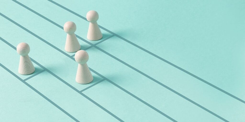 Peões brancos sobre fundo azul, representando a automação industrial e a interação entre sistemas e equipamentos.