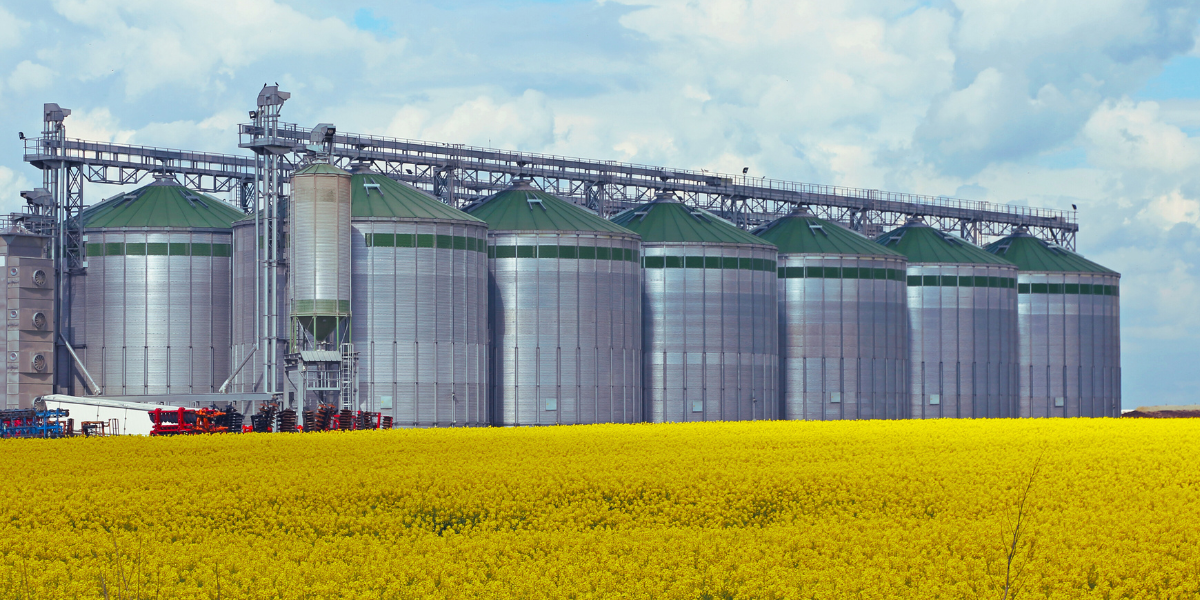 Silos inteligentes para armazenamento de grãos em larga escala, destacando a automação no agronegócio.