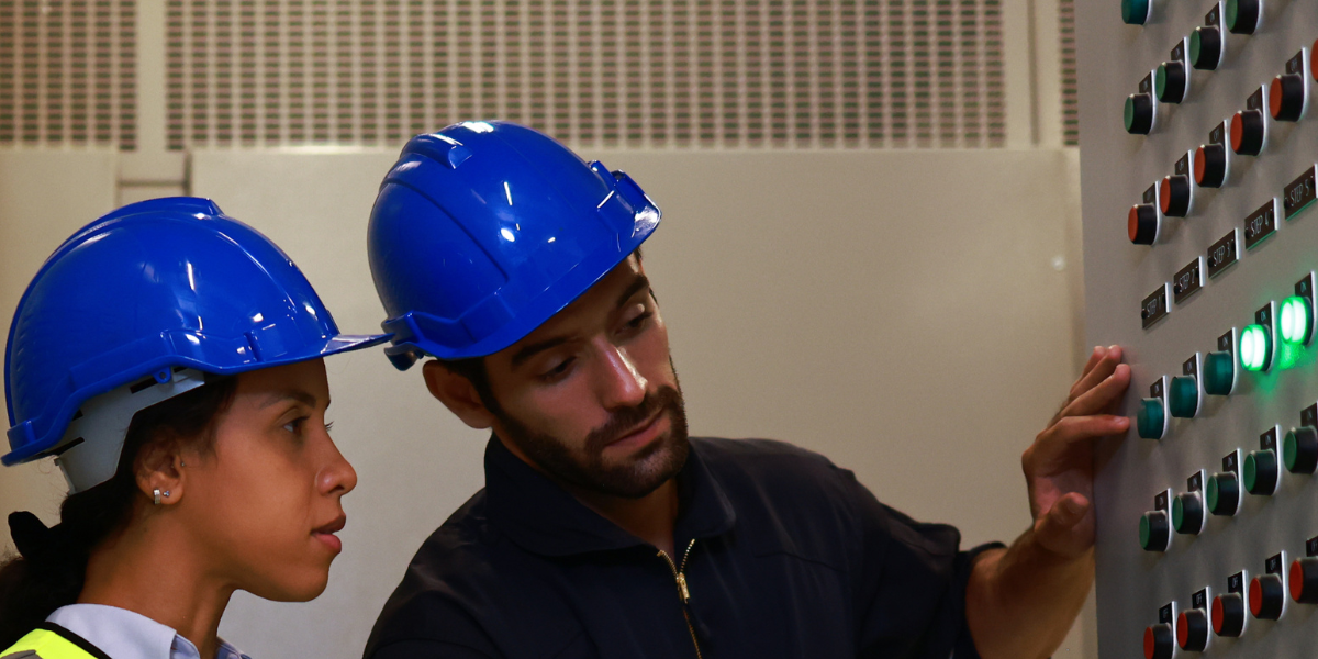 A segurança em sistemas de automação elétrica garante a integridade dos trabalhadores, a eficiência e a proteção dos equipamentos.